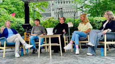 Innspilling av podkastepisode på scenen under Olavsfest. Fra venstre: Programleder Magne Vik Ravndal, Andreas Nordli, Pål Bratbak, Silje Jortveit og Lena Rebekka Risnes.