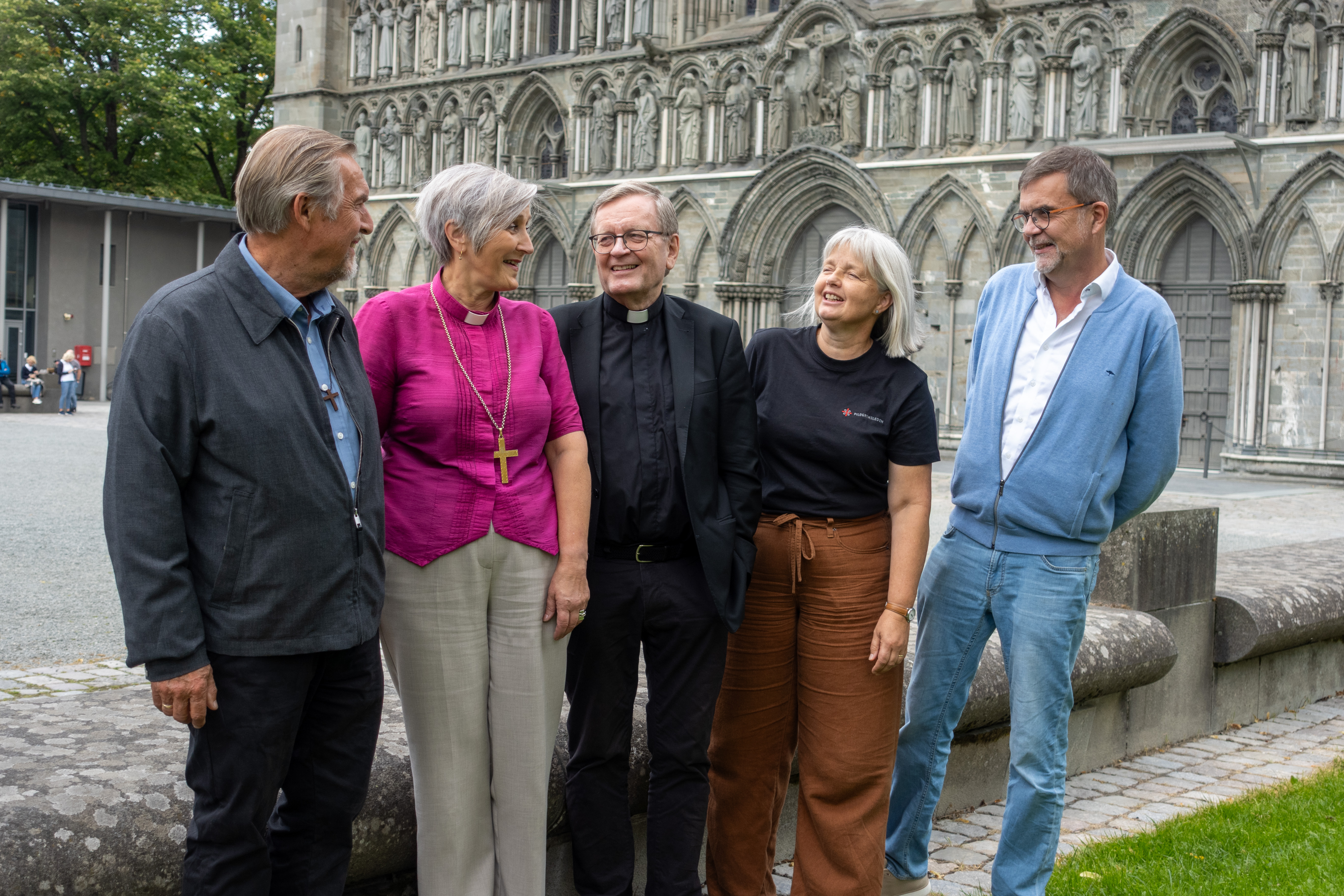Sammen om bønn på Stiklestad. Fra venstre: Evangelist Håkon Fagervik, biskop Herborg Finnset, monsignore Egil Mogstad, pilegrimsprest Ingrid Bolstad Kunzendorf og Idar Kjølsvik fra jubileumskomitéen. Foto: Magne Vik Ravndal