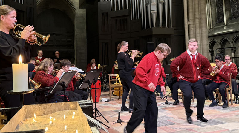 Musikerne i Trønderbrazz dro til med både musikk og dans under orgelpipene i domen (Foto: Aud Kristin Saltvik Aasen)