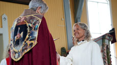 Helga Mathea Nøst mottar håndttrykket fra biskop Herborg Finnset i sin hjemkirke på Ytterøy. (Foto: Oddny Furunes Gumaer)