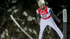Isak Andreas Langmo satser for fullt på hoppkarriéren. Trua hjemmefra harhan med seg i svevet. Bildet er tatt under NM i hopp, stor bakke, som arrangeres i Granåsen i Trondheim. Foto: Jan Langhaug / NTB