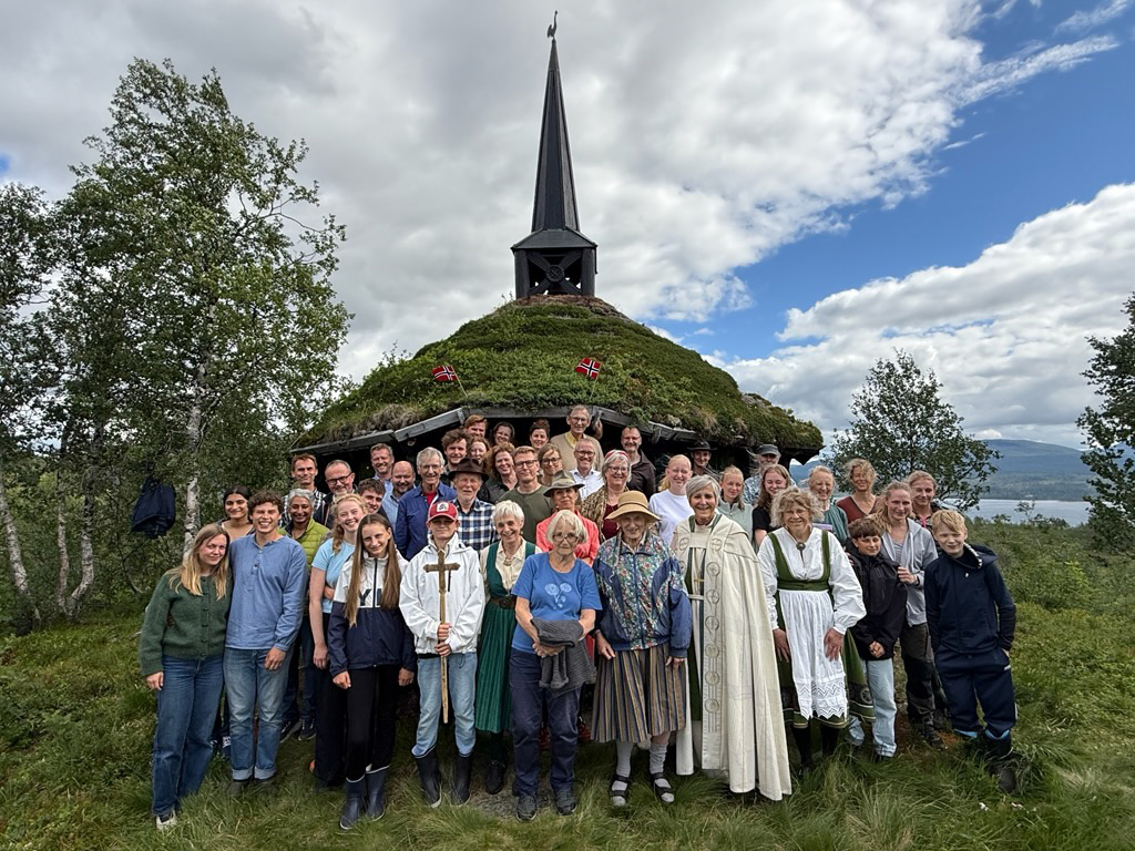 Biskop Herborg Finnset og hele menigheten under årets sommergudstjeneste i Kristi Krybbe i Røyrvik.