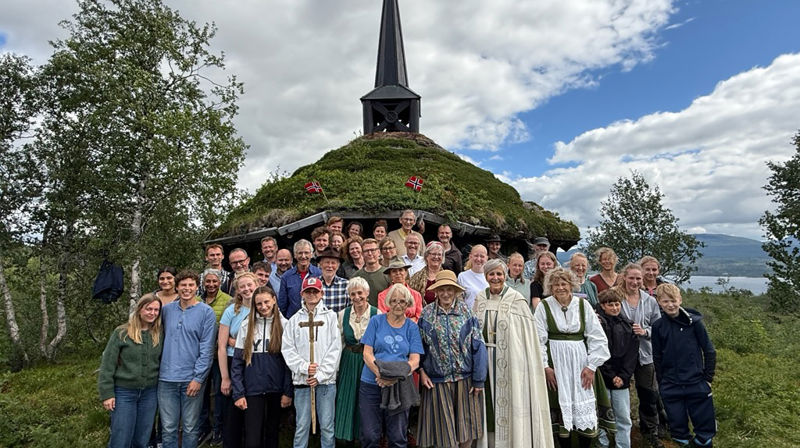 Biskop Herborg Finnset og hele menigheten under årets sommergudstjeneste i Kristi Krybbe i Røyrvik.