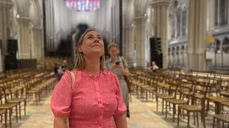 I samtalen på Olavsfest, kom det fram at statsråd Lene Vågslid ikke hadde vært inne i Nidarosdomen. Da ble hun spontaninvitert av lederne for menigheten og Nidaros domkirkes restaureringsarbeider. (Foto: Karina Lein)