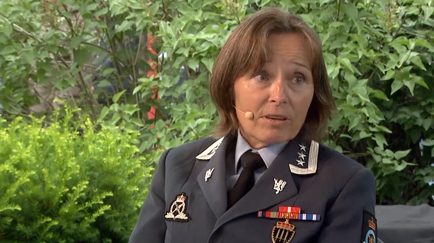 Oberst Marianne Døhl under samtalen i Kirkehagen. 