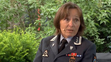 Oberst Marianne Døhl under samtalen i Kirkehagen.