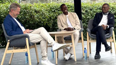 Programleder Magne Vik Ravndal (f.v), Mushaga Bakenga og Leon Bafondoko på scenen i Kirkehagen under Olavsfest.