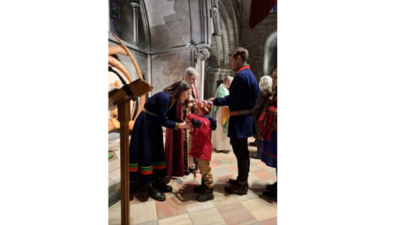 Fra nattverdhandlingen under gudstjenesten for samenes nasjonaldag (Alle foto: Vigdis Aanderaa Aakre)