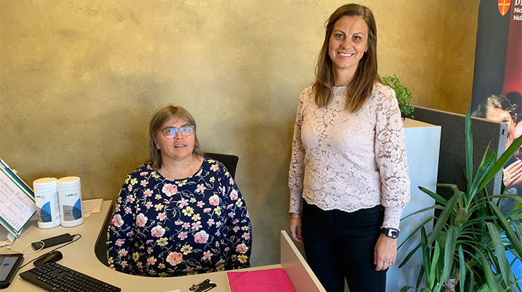 Anne Lill Lia (t.v) er ny kontorleder i Nidaros bispedømmeråd, mens Aud Kristin Saltvik Aasen har gått inn i jobben som rådgiver for diakoni og samfunn. (Foto: Olav Dahle Svanholm)
