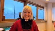 Bodil Slørdal er ny prost i Trondheim prosti. Hun kommer fra stillingen som leder i Kirkens SOS i Trøndelag. Her sitter hun på sitt nye kontor på Moholt.