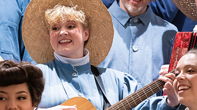 Marte Steinholt med gitaren i «Størst av alt er kjærligheten» på Trøndelag teater. Foto: Vegard Eggen, Trøndelag teater