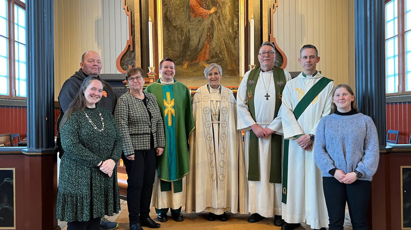 Kirkeverge Marte Nervik Nergård, kirketjener Jan Engel Brødreskift, klokker Ingeborg Nordlund, sokneprest Lene Gåsvatn, biskop Herborg Finnset, prost Dagfinn Thomassen, kantor Bjørn Vevang, trompetist Ingri Grov.