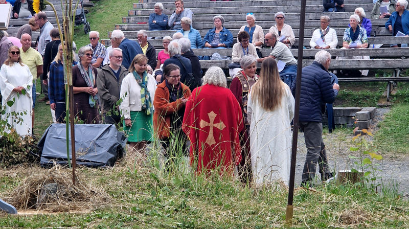 Biskop Herborg mottar nattverd under olsokdagens høymesse i Spelamfiet på Stiklestad (Foto: Børge Lund)