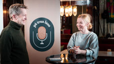 I møte med «På trua laus»-programleder Magne Vik Ravndal forteller Drontheim-skuespiller Madeleine Brandtzæg Nilsen sin historie om det å være fosterbarn og å møte depresjonen som skuespillerstudent. (Foto: Vegard Eggen, Trøndelag teater)