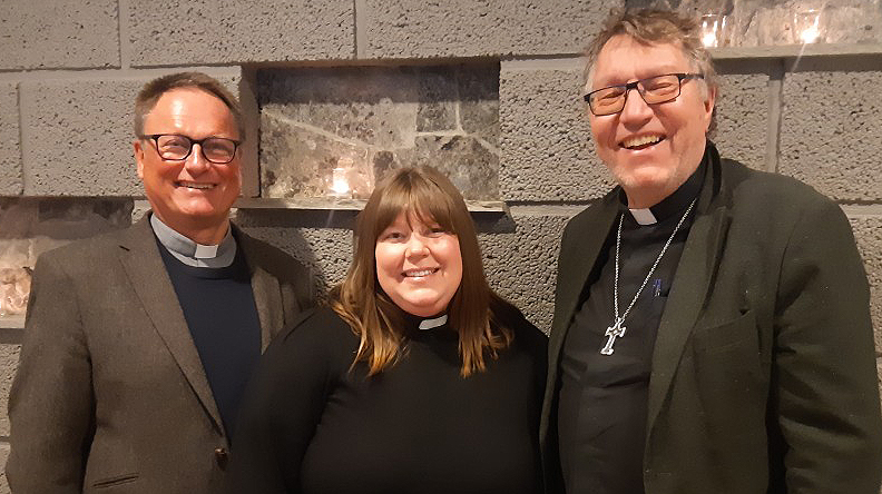 Prestene i Orkdal tok imot hele landet til TV-gudstjenester på NRK denne påsken. Fra venstre: Lars Sperre (palmesøndag), Marita Hammervik-Owen (langfredag og 1. påskedag) og Dagfinn Thomassen (1. påskedag)