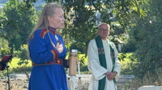 Stine-Marie Karlsen joiket under Skaperverkets dag i Ranheim og Charlottenlund menighet. Her sammen med sokneprest Skule Bjørnstad som ledet gudstjenesten.