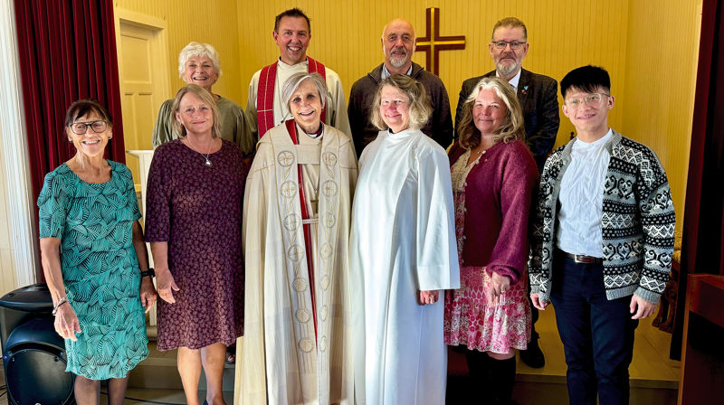 Bidragsyterne under jubileumsgudstjenesten. Foran fra venstre: Ann-Inger Teistholmen, Tove Solem Halsen, biskop Herborg Finnset, vikarprest Andrea Walters, Hege Susann Strand-Albertsen og organist Yulin Lu. Bak fra venstre: Ragnhild Riseth, prost Steinar Leirvik, Jorleif Harsvik og Kristian Momyr (Foto: Sølvi Murvold)