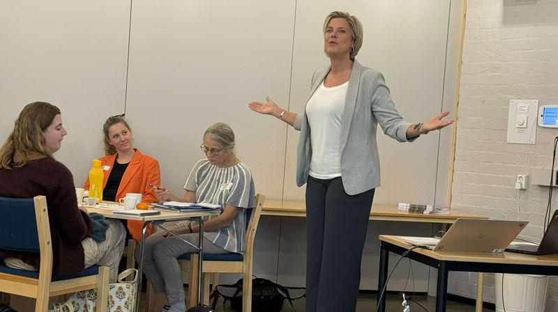 Siv Mari Forsmark er rektor ved Rosenborg ungdomsskole, og møtte kirkeansatte under fagdagen om skole-kirke-samarbeid i Byåsen kirke (Foto: Aud Kristin Saltvik Aasen)