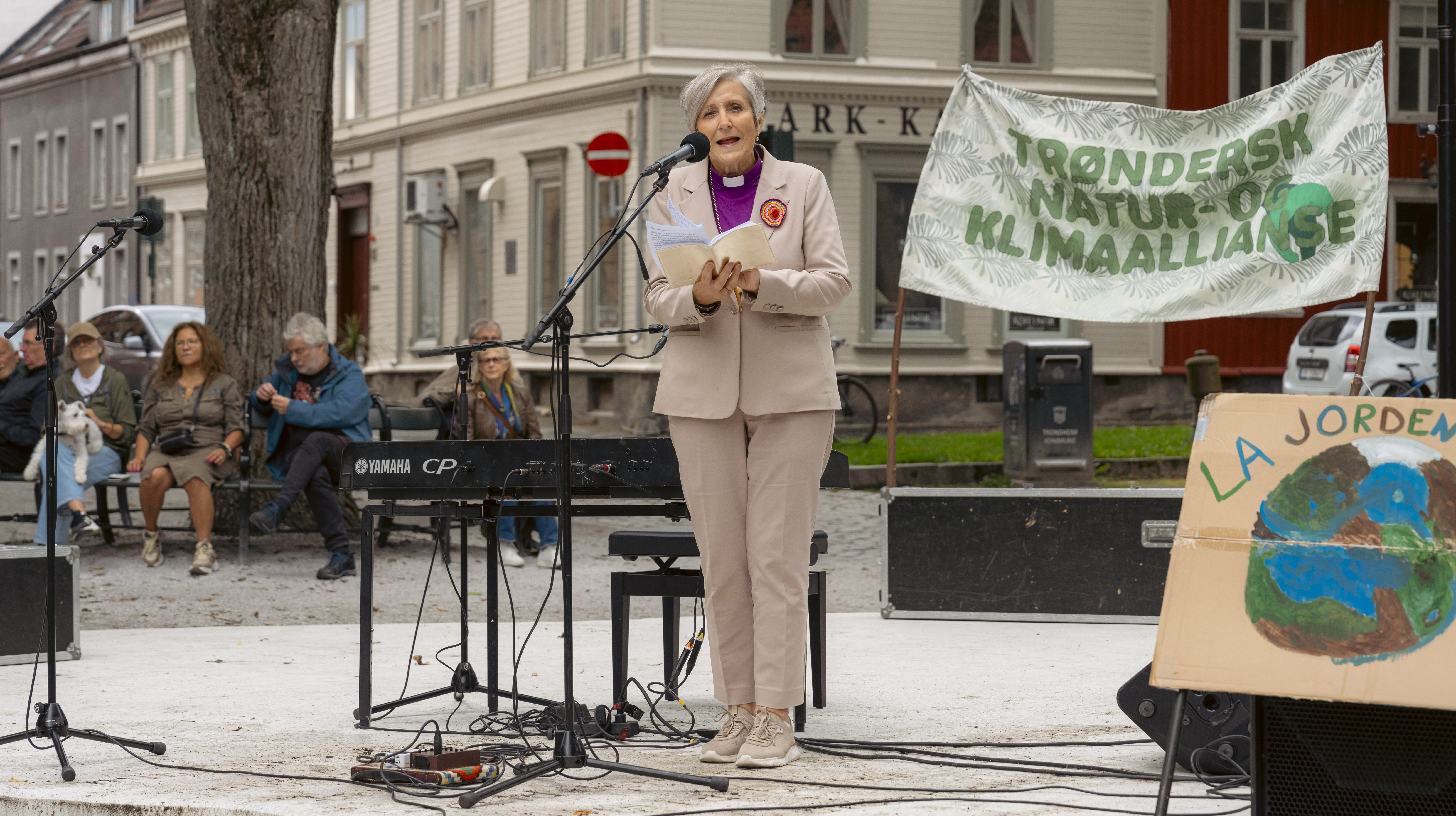 Biskop Herborg Finnset holdt appell under klimaaksjonen «Stå opp» lørdag 30. august. (Foto: Johanne Østbø)