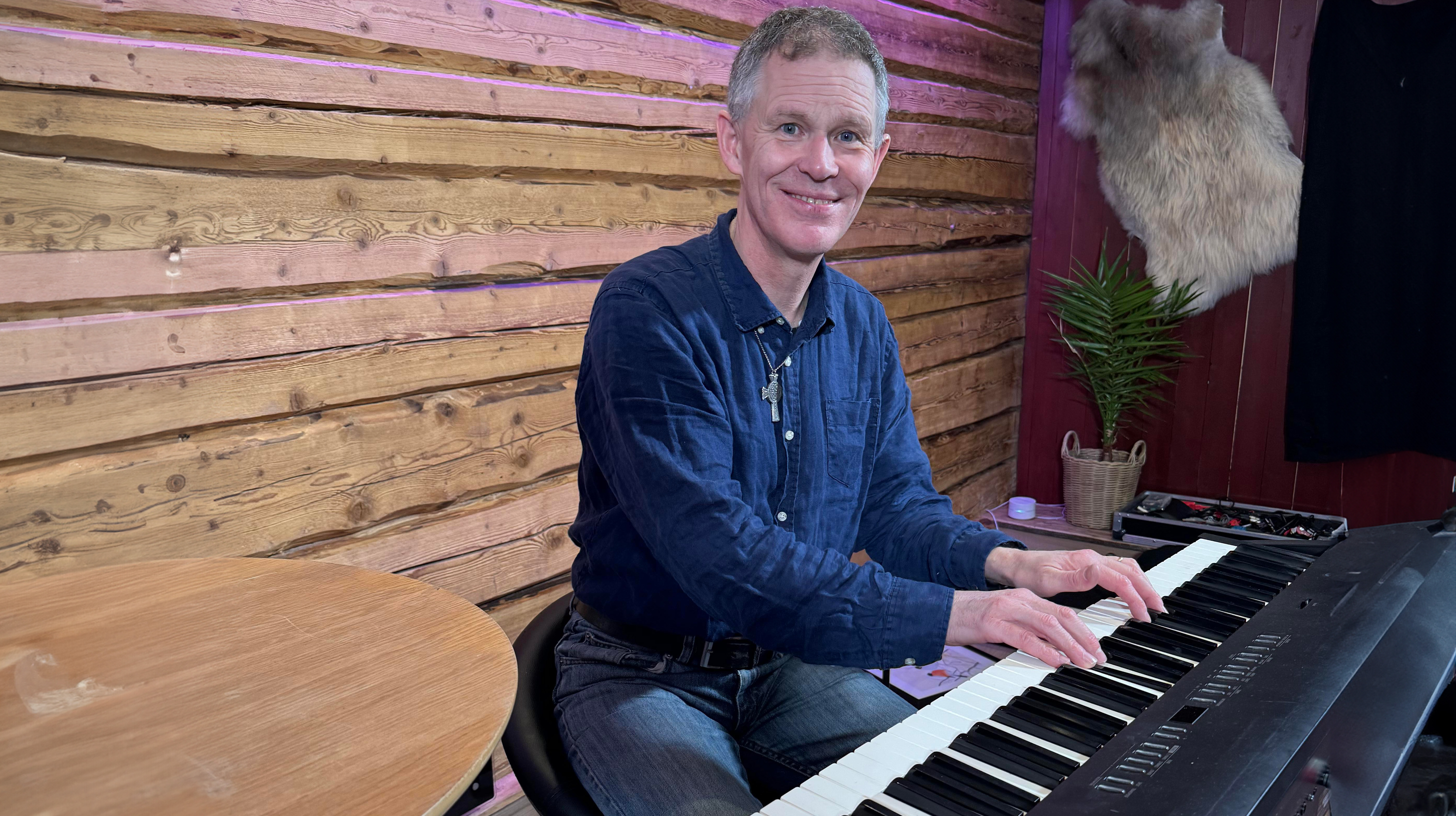  Sven Olav Høivik bak tangentene under opptaket av «På trua laus». 