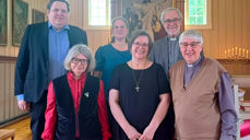 Tove Lillian Skjønsberg ble innsatt som prest i Leka kirke søndag 7. september. Her er hun (i midten, med korssmykke), sammen med medvirkende på gudstjenesten. Bak fra venstre: Organist Fredrik Skreddernes, kirketjener Mona Reppen og prost i Namdal Gustav Danielsen. Foran fra venstre: Menighetsarbeider Ann Kristin Johansen, Tove Lillian og vikarprest Brit Karin Theimann