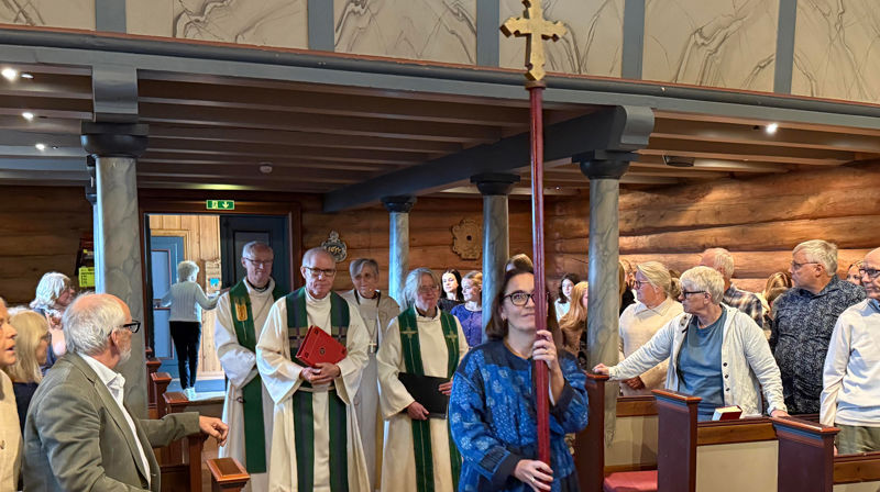 Biskopens vandringen og visitas gjennom Oppdal og Lønset endte i den avsluttende gudstjenesten i Oppdal kirke. Biskop Herborg Finnset (bak til høyre) gikk inn i den fullsatte kirken sammen med Prost Øystein Flø (bak til venstre), sokneprestene Øyvind Vognild og Kristine Berg og kirkeverge Aina Volden (forrest med prosesjonskorset). (Alle foto: Aud Kristin Saltvik Aasen)