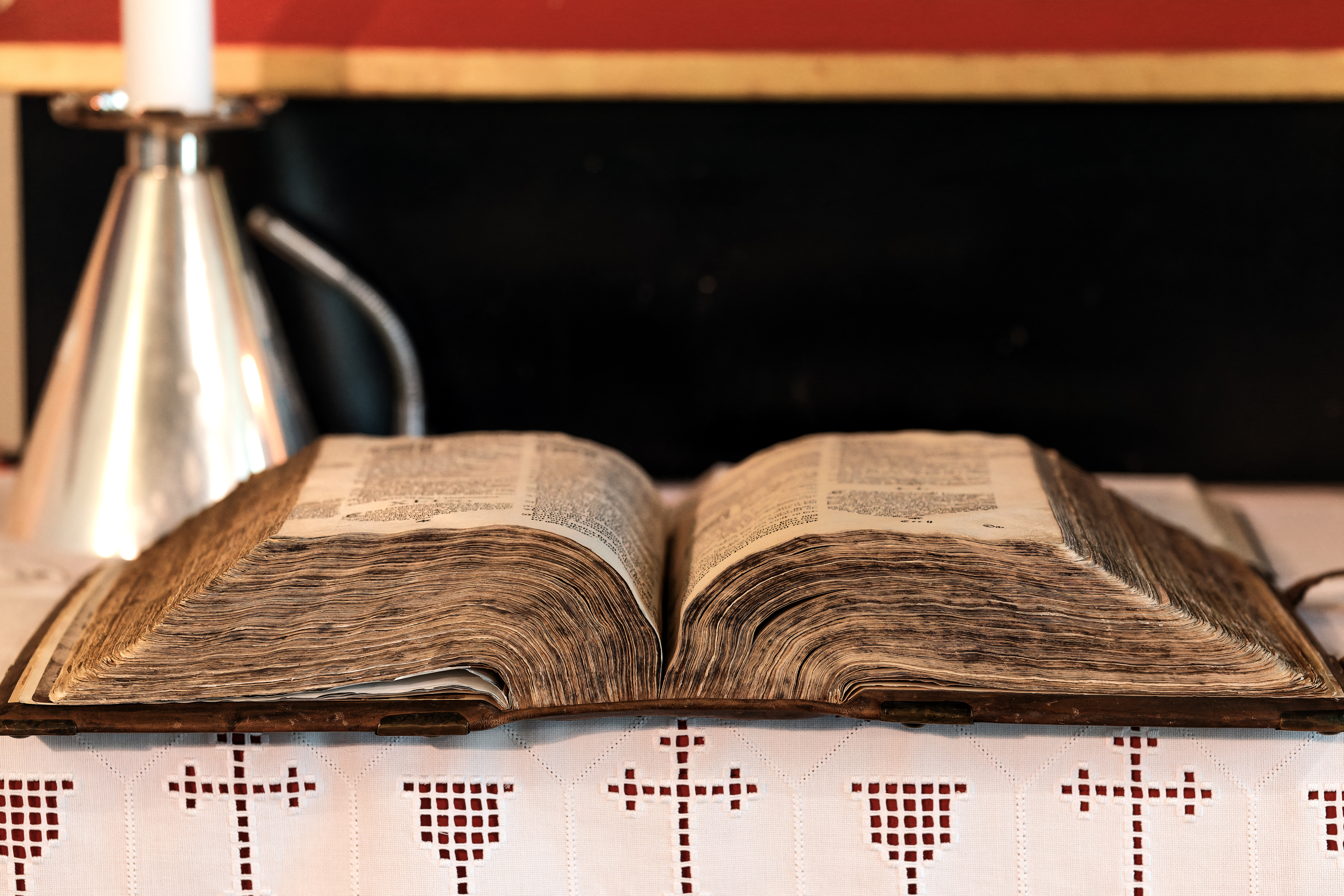 Fredrik den IIs bibel fra 1589 ble reddet da Kjøllefjord kirken ble brent ned under 2. verdens krig, ligger i dag på alteret, 75 år etter gjenreisingen. Foto: Astrid Helene Thue Hanssen.