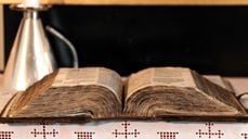 Fredrik den IIs bibel fra 1589 ble reddet da Kjøllefjord kirken ble brent ned under 2. verdens krig, ligger i dag på alteret, 75 år etter gjenreisingen. Foto: Astrid Helene Thue Hanssen.
