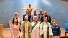 Oddhild sammen med sokneprest Daniel Brändle, Stiftsdirektør Anne Skoglund og øvrige medvirkende på avskjedsgudstjenesten. Foto: Silje Johnsen/Den Norske kirke