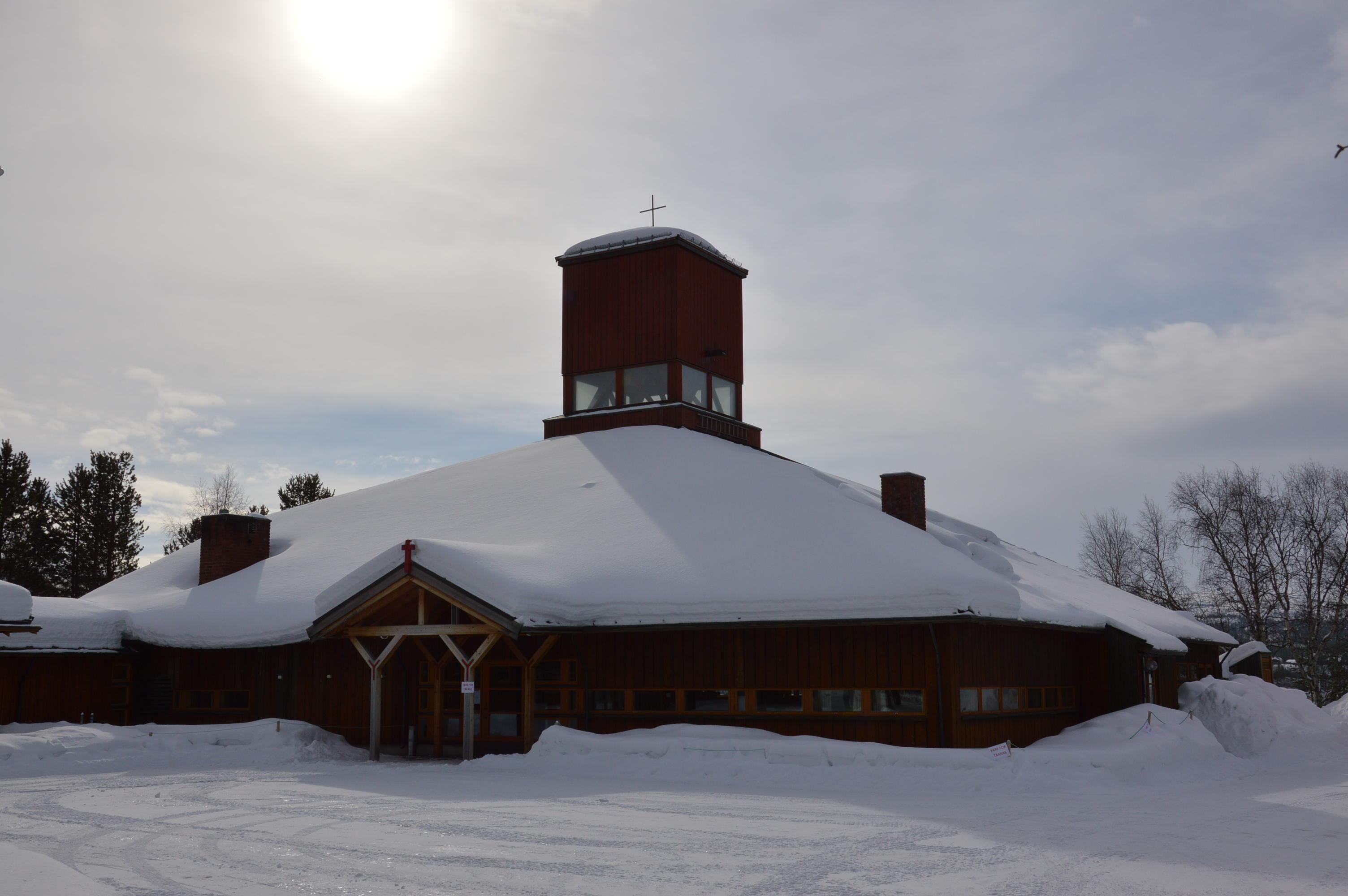 Karasjok kirke. Bildet er hentet fra Wikimedia Commons. Fotograf: Illustratedjc. CC BY-SA 3.0