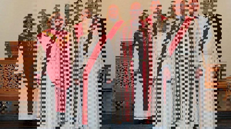 Foran fra venstre: Linde Mothes, Olav Øygard og Kristian Paulsen. Bak fra venstre: May Line Angell, Herborg Finnset, Vigdis Irèn Mellem, Vidar Nes Mygland og Kristoffer Kanestrøm.