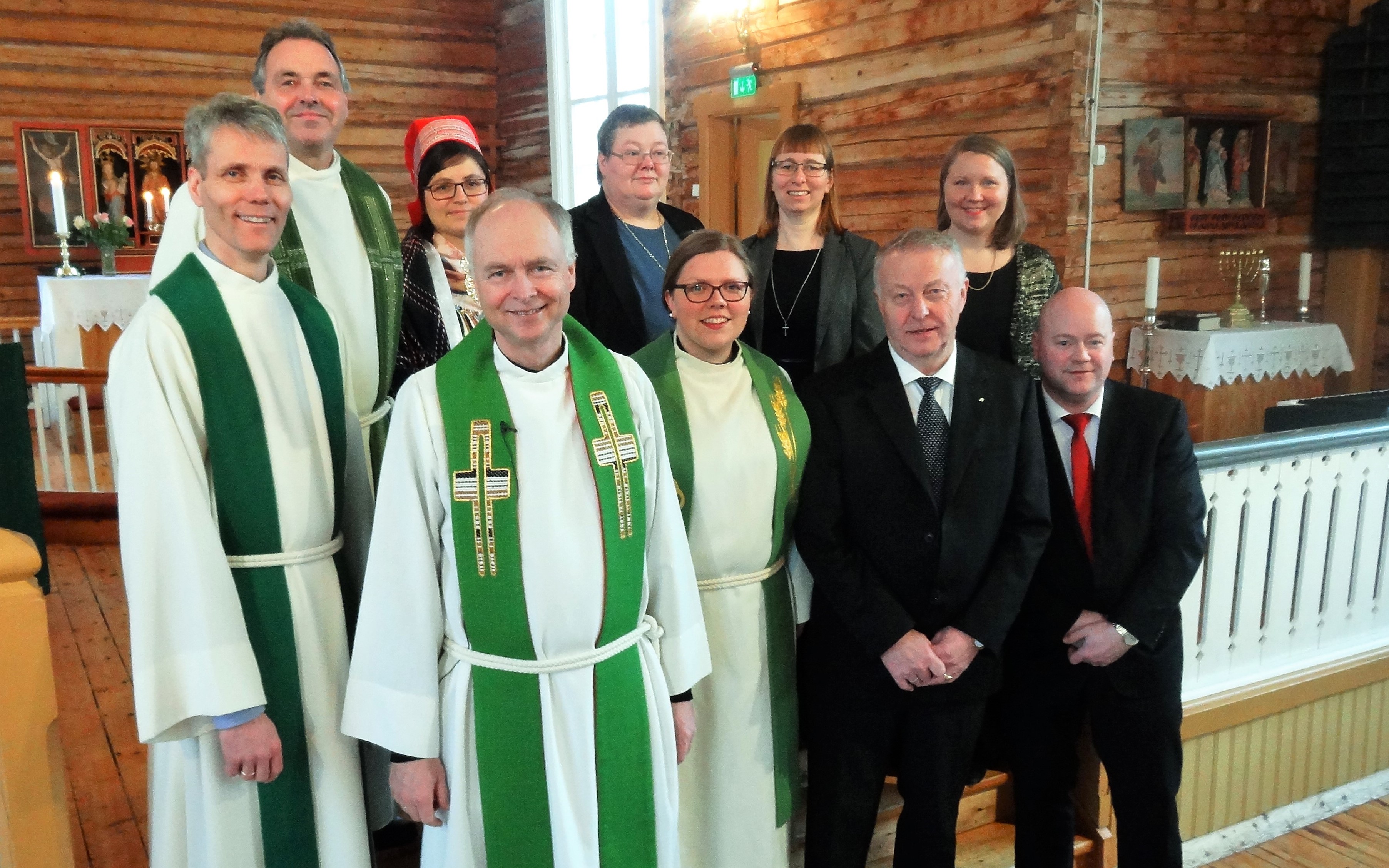 Første rekke, fra venstre: Sokneprest i Kvaløy Gaute Norbye, fung. domprost Kjell Y. Riise, sokneprest i Hillesøy Marianne Støylen Skauge, menighetsrådsleder John Olav Hansen og kirketjener Halgeir Hansen. Bakre rekke, fra venstre: Sokneprest i Sandnessund Dag Sæther, tekstleser Risten Turi Aleksandersen, kirketjener Ann-Sissel Olsen, kateket Helle Beate Langhaug og kantor Annemari Pelli.