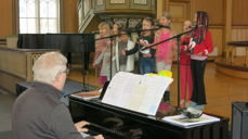 Elverhøy barnekor og knøttekor deltok i solkafeens program ledet av kantor Erlend Karlsen