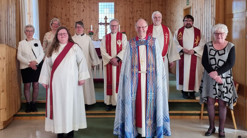 Foran fra venstre: Kateket Arnhild Espejord Jenssen, biskop Olav Øygard og menighetsrådsleder i Dyrøy Anne Larsen. Bak fra venstre: menighetsrådsleder i Øverbygd May Britt Odden, menighetsrådnestleder i Dyrøy Astrid Østrem Skoglund, menighetspedagog i Bardu Anne Marit Norbakken Prestø, sokneprest i Sørreisa Jan Ole Berntsen, prost i Senja Sigurd Skollevoll og sokneprest i Målselv Thor-Arne Ervik. Foto: Trygve Skipenes Østrem