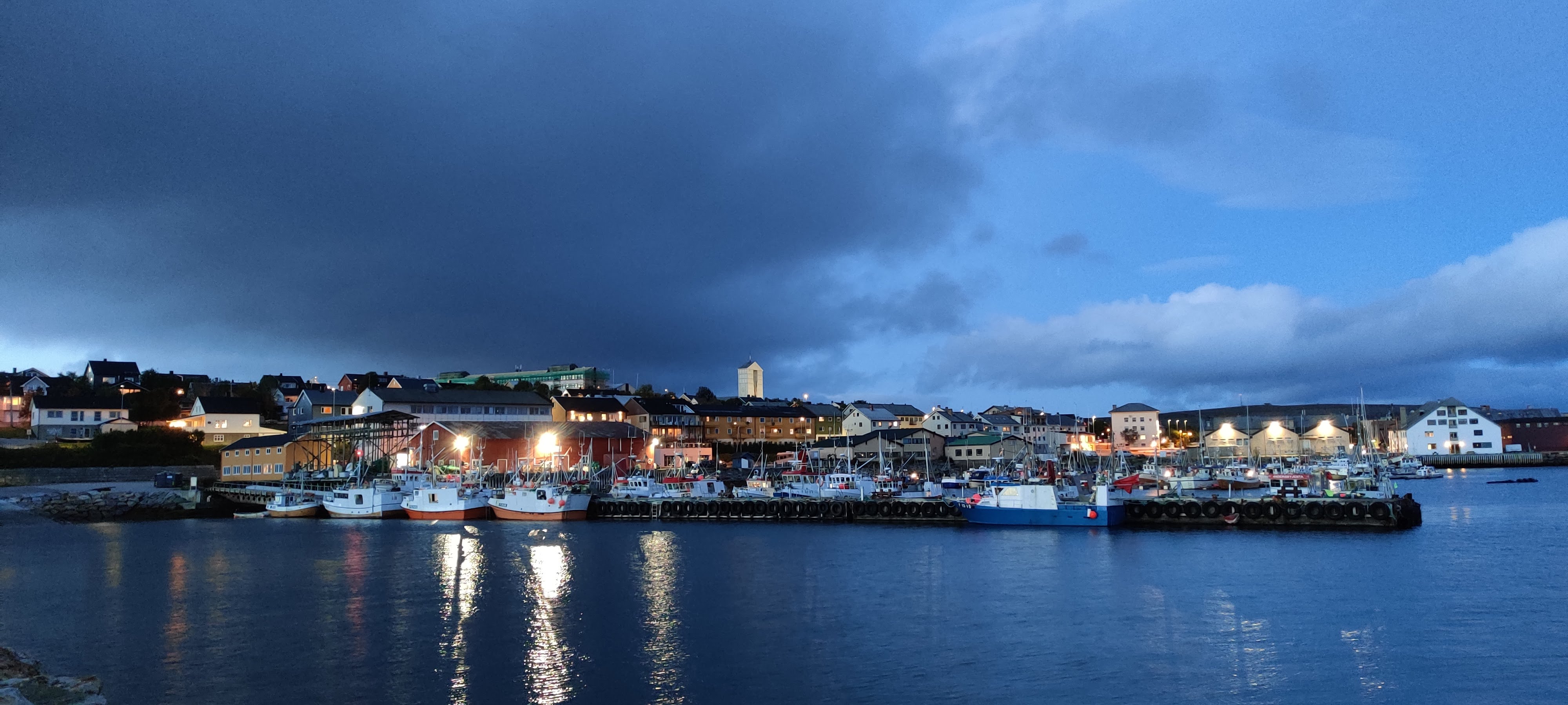 Vadsø en vakker høstkveld. Soknepreststillingen i den monumentale kirken i den trivlige byen kan nå bli din.