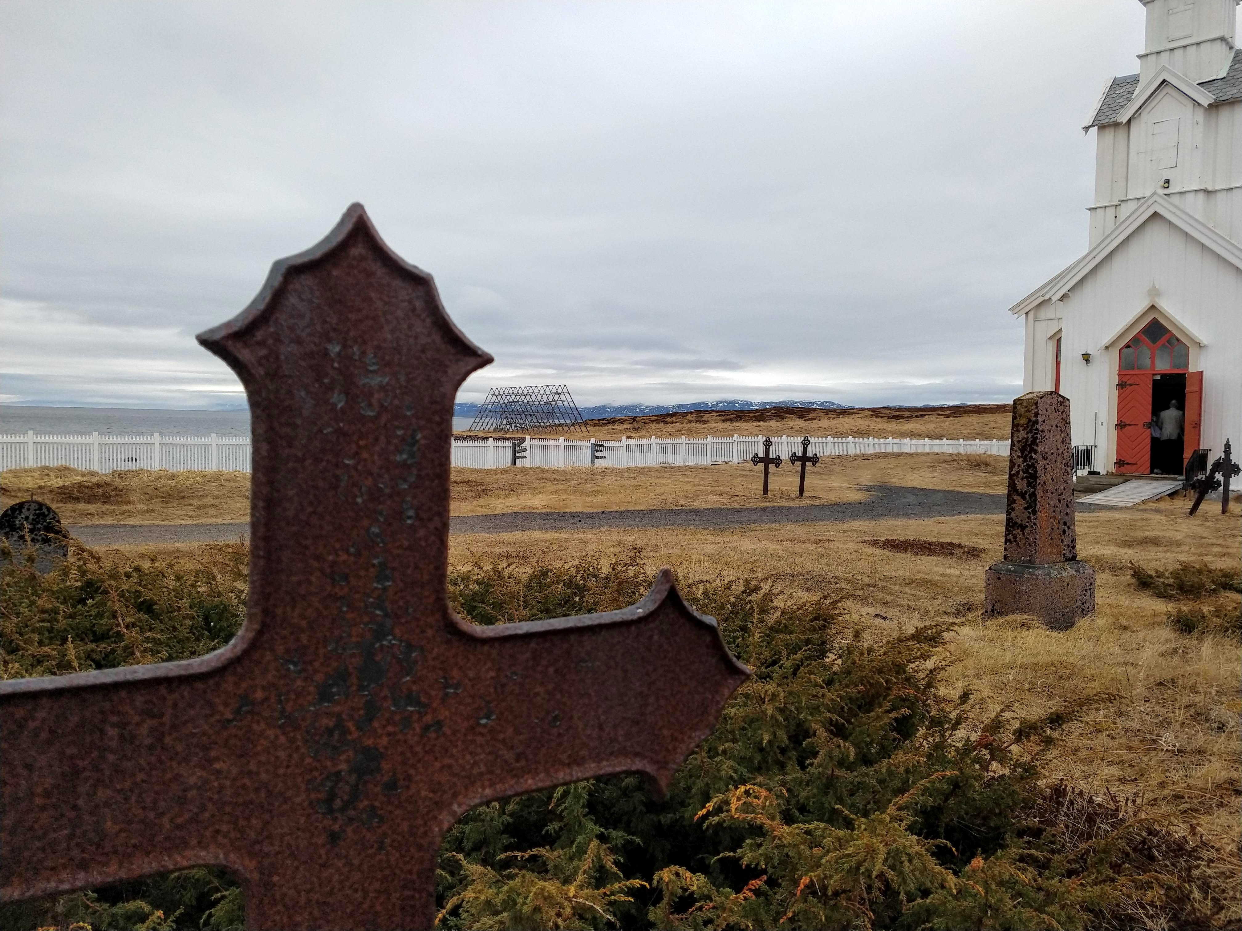 Vakre Nesseby kirke er av dem som trenger ny sokneprest