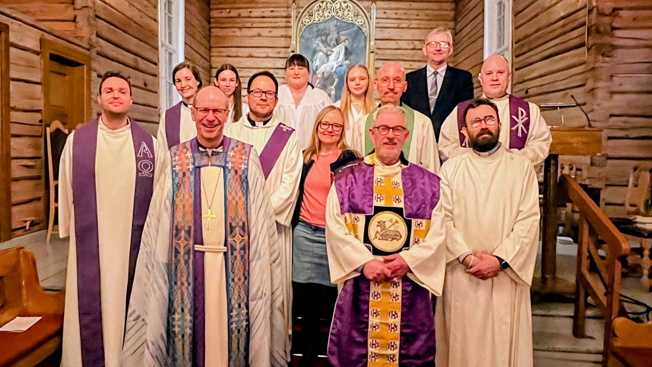 Bildet: Foran: Biskop Olav Øygard, prost Svenn A. Nielsen og prest under utdanning i Storfjord Gunnar Folden Grundetjern. 2. rekke f.v.: Prostiprest Jens Schjøth Jovik, kantor Peter Vang, solist Karete Samuelsen, sokneprest i Lyngen Anssi Elenius og sokneprest i Skjervøy og fungerende prost Einar Tesdal. Bakerst f. v.: Sokneprest i Nordreisa Julie Schjøth Jovik, konfirmantene Marie Benonisen, Sofie Helena Gauperaa, Mary Carolina Lund og kirketjener Kai Olsen.