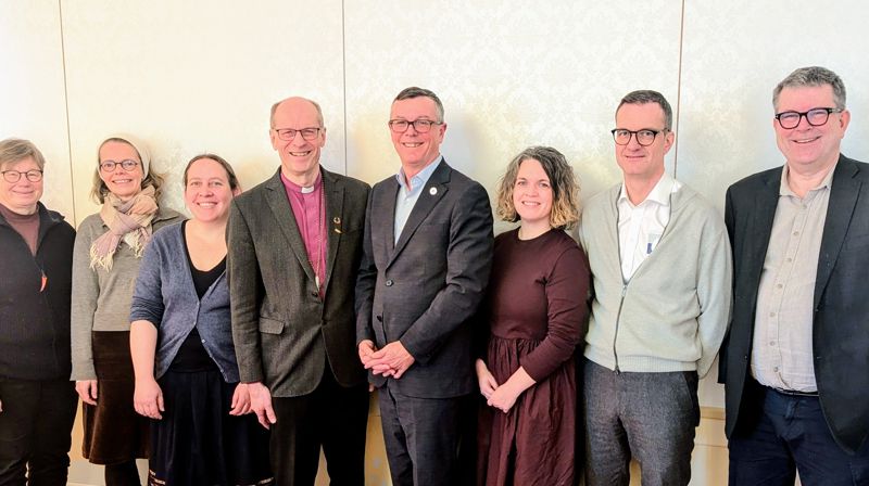 Fra venstre: Stiftsdirektør Anne Skoglund, studentprest Gunhild Svalastag, studentprest Franziska Förster, biskop Olav Øygard, UiT rektor Dag Rune Olsen, prorektor for utdanning: Kathrine Tveiterås, administrasjonsdirektør Jørgen Fossland, og domprost Stig Lægdene. Foto: Nord-Hålogaland bispedømme.