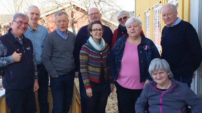 Fra høyre: Ole Johan Beck , Leif Johannes Netland, Roar Strømme, Rune Rasmussen, Ragnhild Høgseth, Sølvi Dahle, Anne Grethe Sivertsen, Torill Edøy og Tor Ivar Torgauten. 
