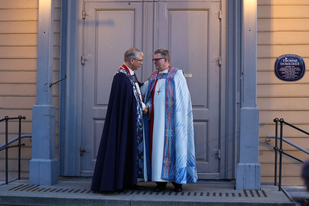 Biskop Stig gratuleres av preses