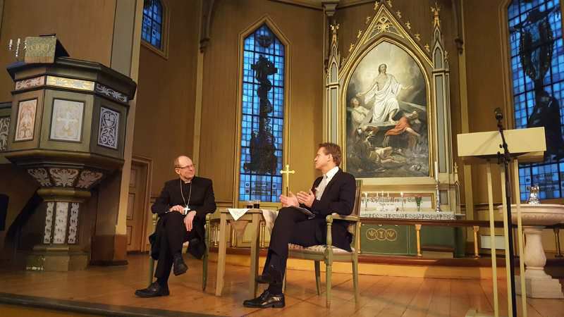 Advokat og tidligere ordfører Jens Johan Hjort var respondent på biskopens årstale. Her i samtale med biskopen.