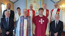 Bak fra venstre: Kirketjener Svenn Ivar Isaksen, menighetsråd nesteleder Jenny Sofie Fyhn Olsen, Prost Svenn Arne Nielsen, senterleder KUN Bernd Krupka, sokneprest i Skjervøy Einar Tesdal. Foran fra venstre: Menighetsrådleder Karstein Mortensen, Biskop Olav Øygard, sokneprest Jesper James Alvær, organist Saxe Olav Edvardsen. Foto: Rodmire Taylor-Smith Larsen
