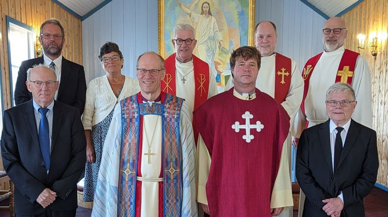 Bak fra venstre: Kirketjener Svenn Ivar Isaksen, menighetsråd nesteleder Jenny Sofie Fyhn Olsen, Prost Svenn Arne Nielsen, senterleder KUN Bernd Krupka, sokneprest i Skjervøy Einar Tesdal. Foran fra venstre: Menighetsrådleder Karstein Mortensen, Biskop Olav Øygard, sokneprest Jesper James Alvær, organist Saxe Olav Edvardsen. Foto: Rodmire Taylor-Smith Larsen