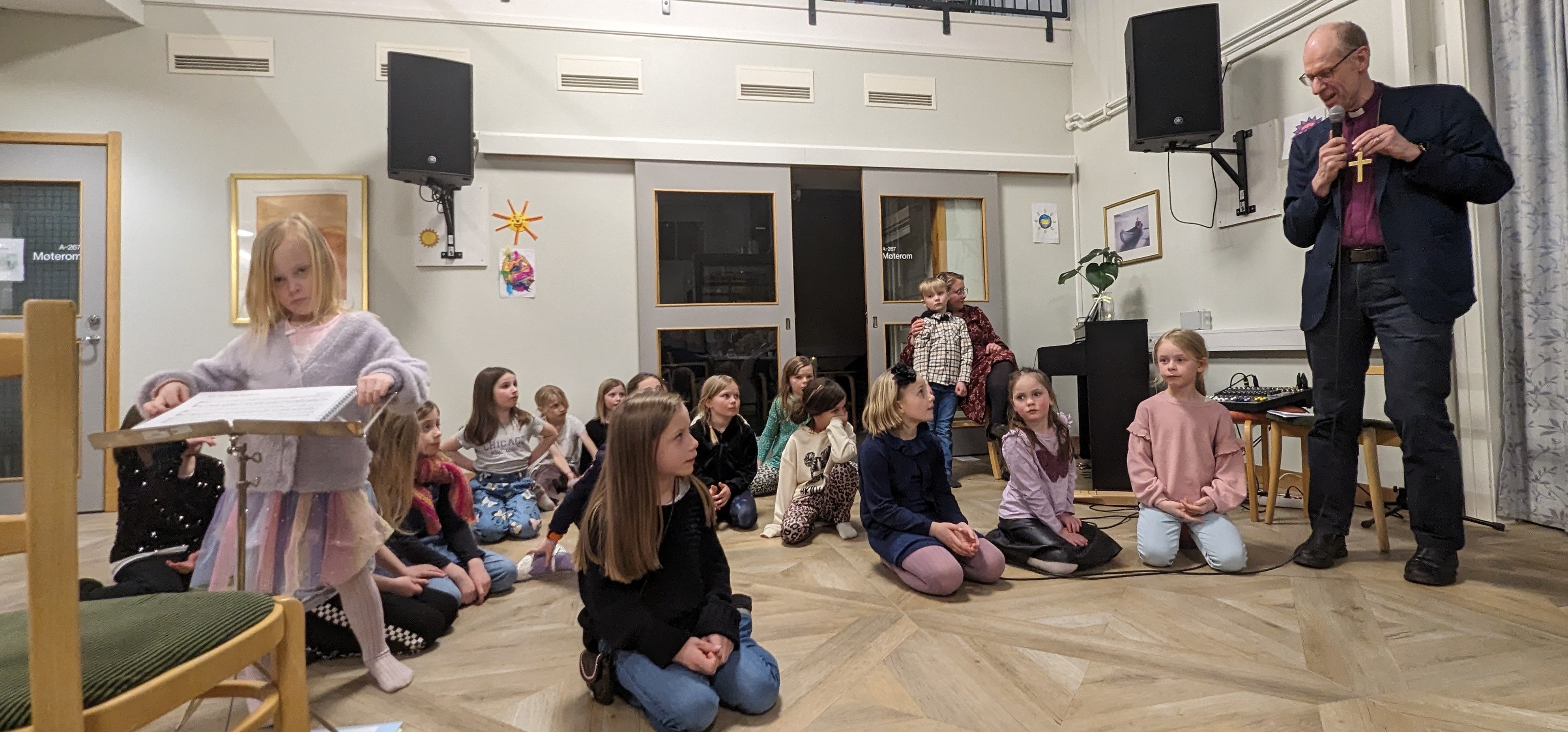 Biskop Olav Øygard med Grønnåsen barnekor på Mortensnes omsorgssenter. Foto: Rodmire Larsen