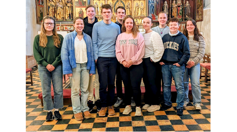 Nord-Hålogaland ungdomsråd. Bak fra venstre: Haakon Helling, Martin Rimstad, Viktor M. Tandberg, Sandra Hurthi. Foran fra venstre: Májjá A. Guttorm, Malin Sæterbakken, Fredrik Berger, Amalie N. Thomassen, Kristina Rimstad, Christoffer Fosshaug. Foto: Nord Hålogaland bispedømme.