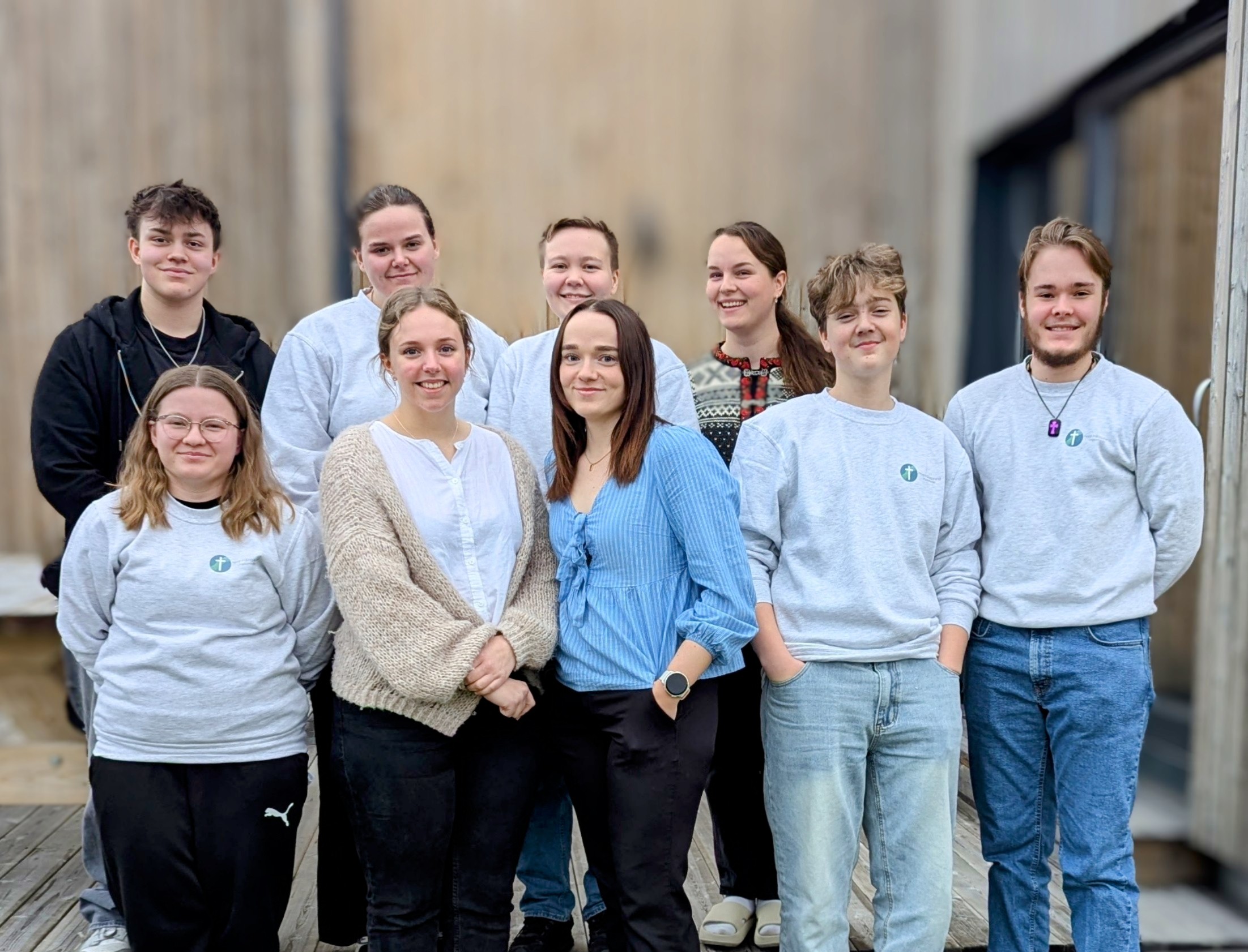 Nord-Hålogaland Ungdomsråd 2024. Bak fra venstre: William Tobias Dahlberg, Astrid-Mathilde Pedersen Grønås, Christoffer Fosshaug, Sandra Hurthi. Foran fra venstre: Vilde Signora Bølgen, Amalie Nordgård Thomassen, Kristina Rimstad, Vegar Kristoffersen Langås, Viktor Mathias Tandberg. Foto: Rodmire Larsen.