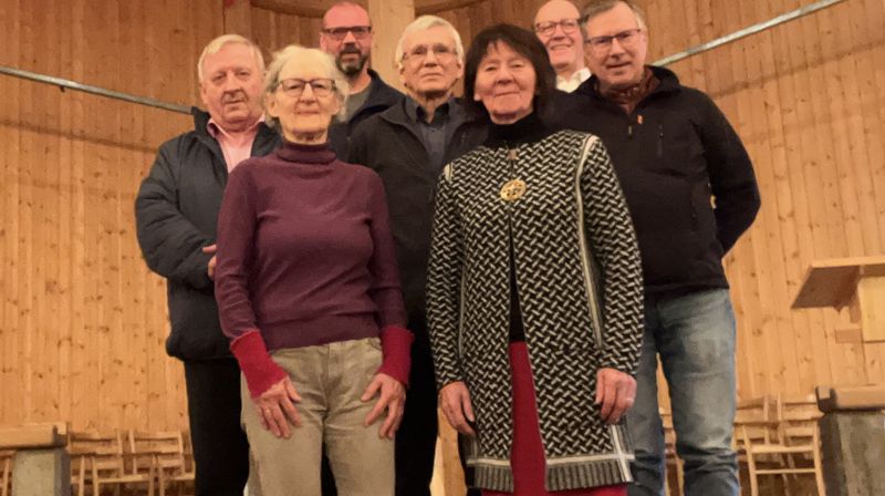 Kulturrådgiver Ivar Jarle Eliassen, og rådgiver/prest i nordsamisk område Karl Yngve Bergkåsa fra bispedømmekontoret i Tromsø sammen med kursdeltakere. Foto: Ivar Jarle Eliassen.