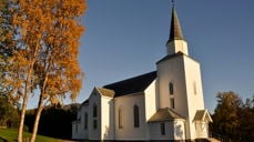 Dyrøy kirke. Foto: Lise Løvland, Wikimedia Commons, CC BY-SA 3.0