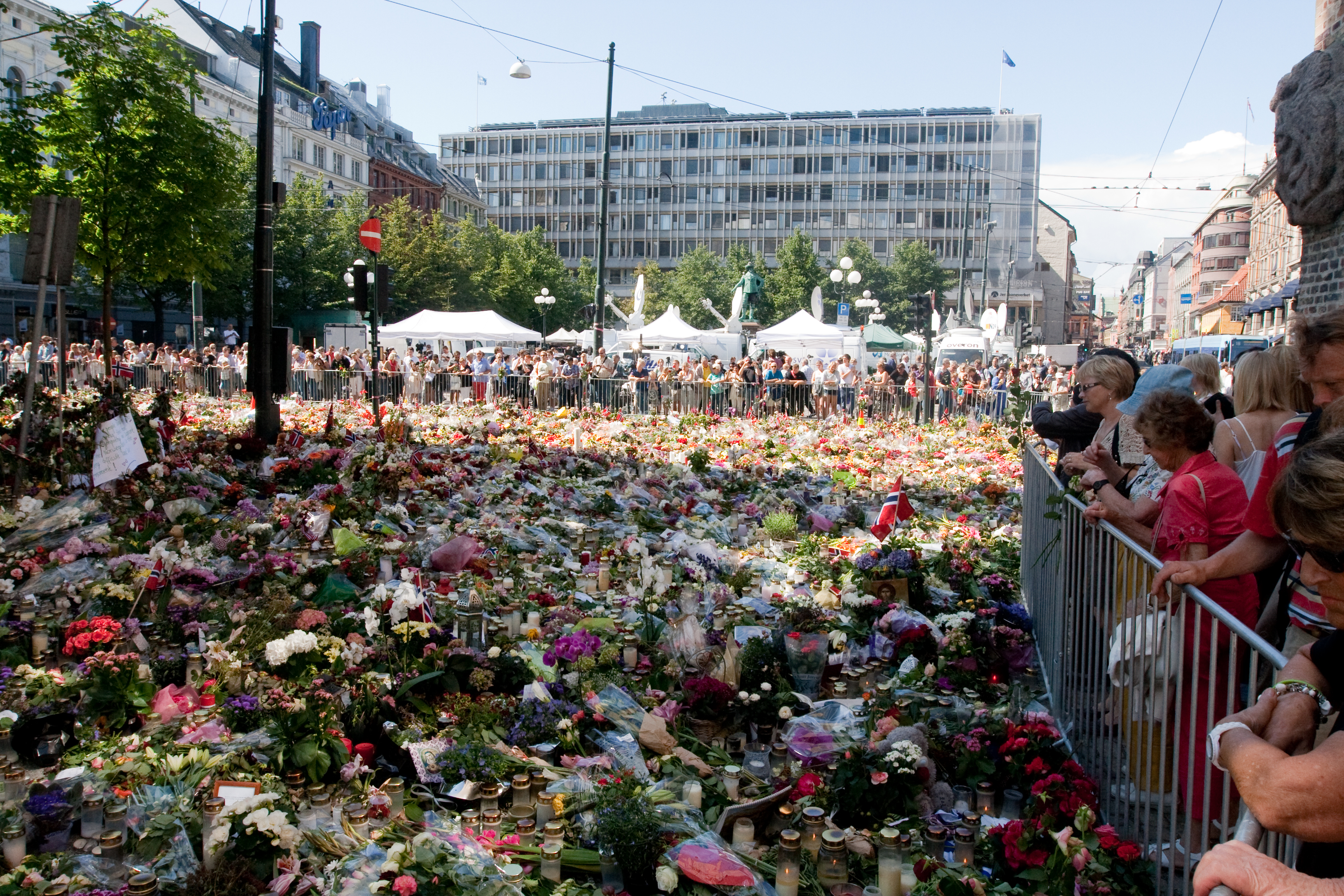 Plassen foran Domkirken i dagene etter 22. juli 2011. Foto: Mats Lindh, CC, flickr