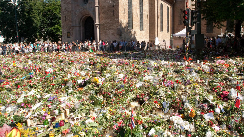 Blomsterhavet utenfor Oslo Domkirke vokste seg stort i dagene etter 22. juli 2011. Foto: Mats Lindh, CC, flickr